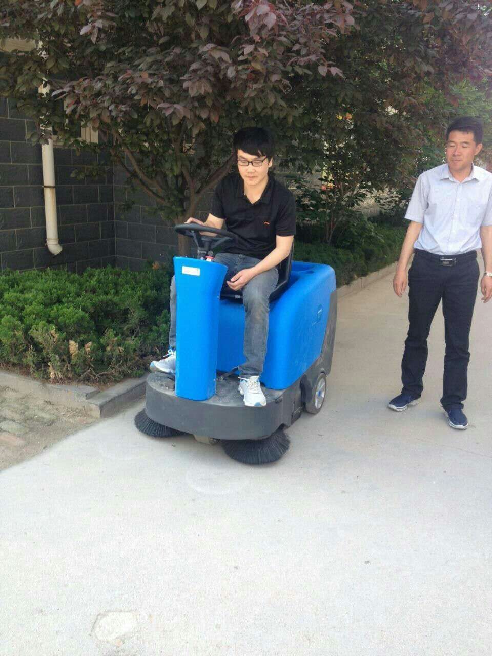 為什么越來越多的小區物業采購電動駕駛式掃地車