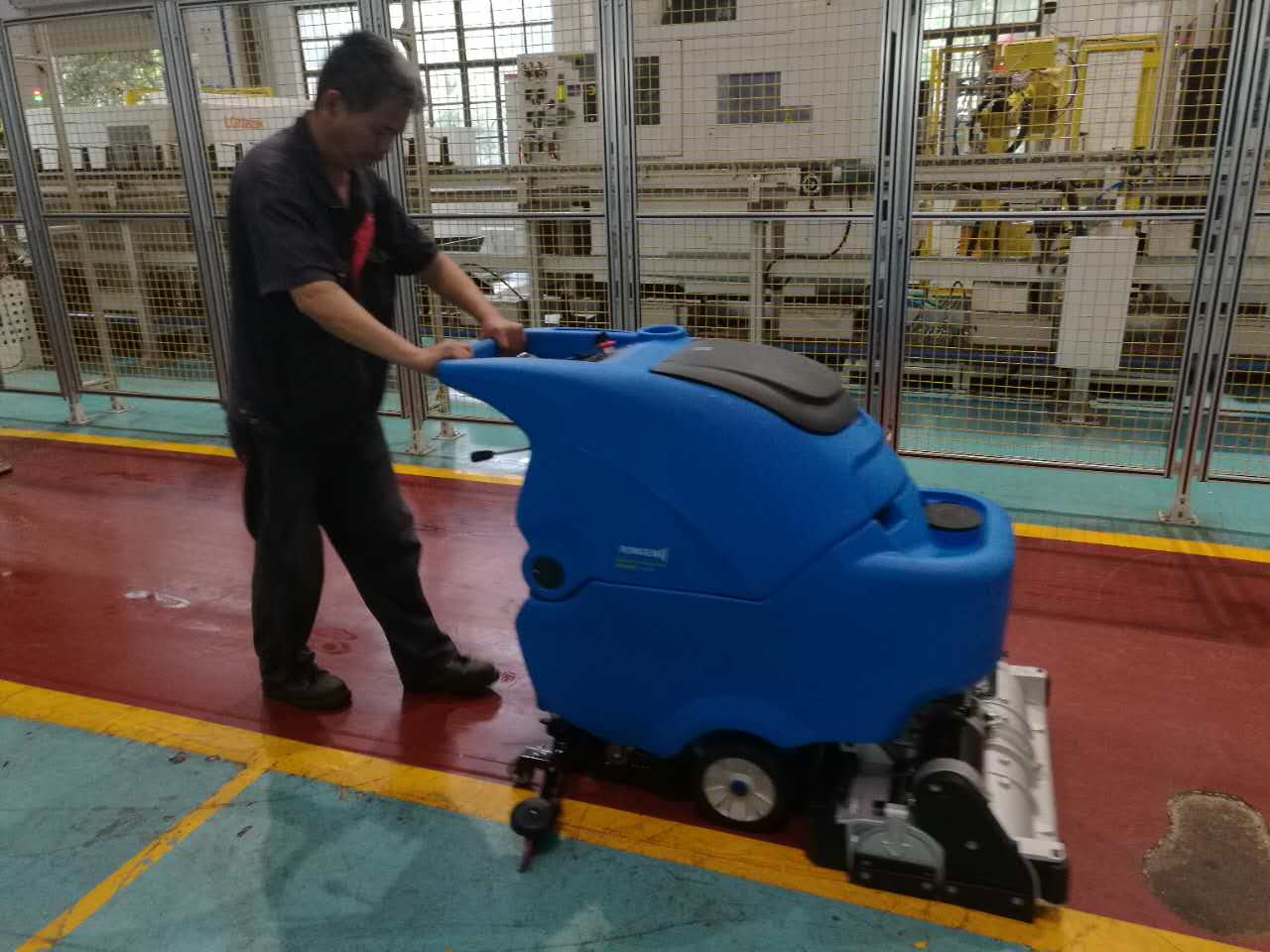容恩洗地機已經進出無塵車間來進行“工作”