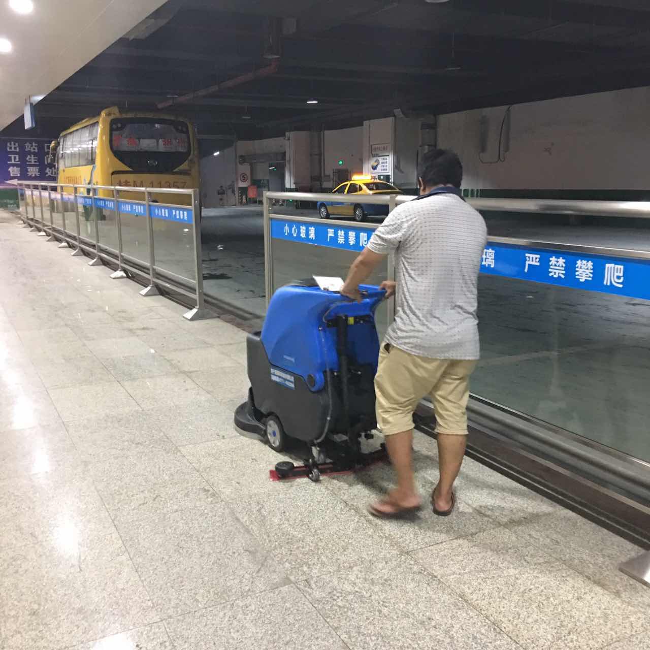 機械廠房地面清洗怎樣選擇洗地機