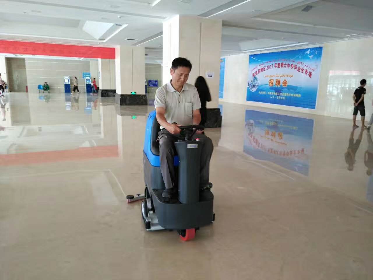 容恩駕駛式洗地機(jī)開(kāi)啟開(kāi)車做保潔的新里程