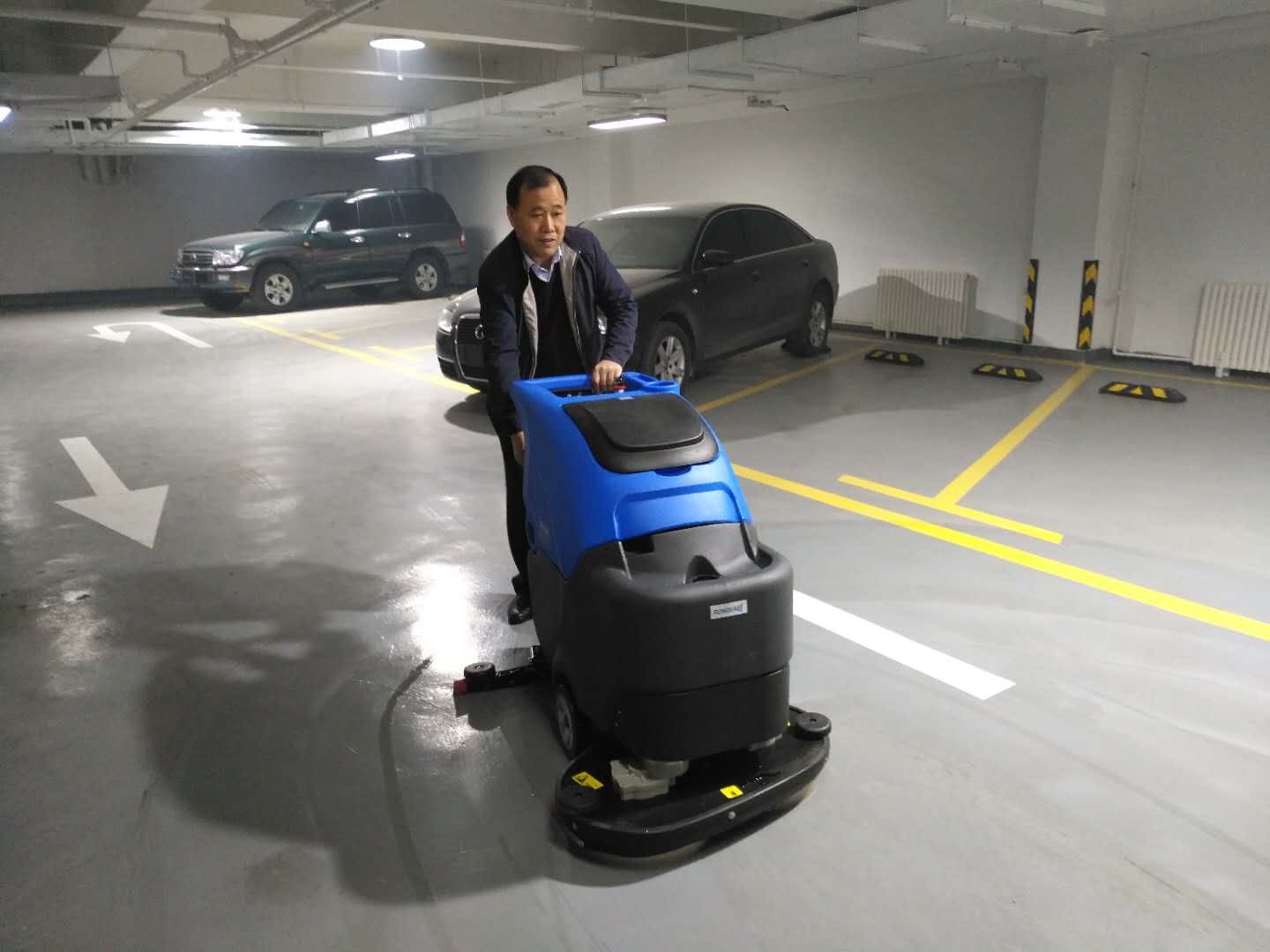 駕駛式洗地機怎樣把地面清洗干凈？大家一起探究一下