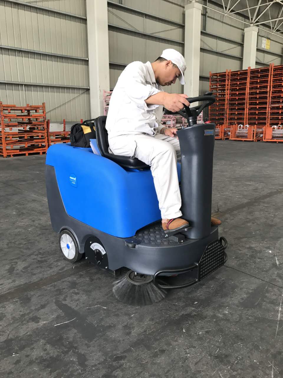 倉庫駕駛式掃地機選擇什么品牌好？