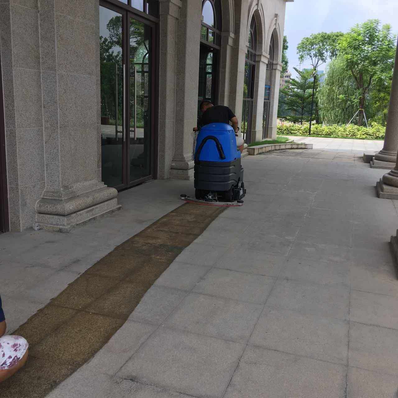 使用電瓶式自動洗地機做清潔的三大優勢分析
