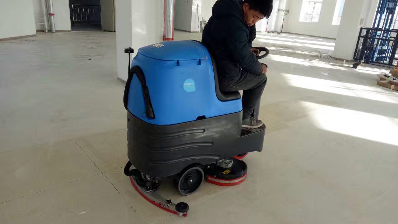 中型駕駛洗地機怎樣把地面清洗干凈