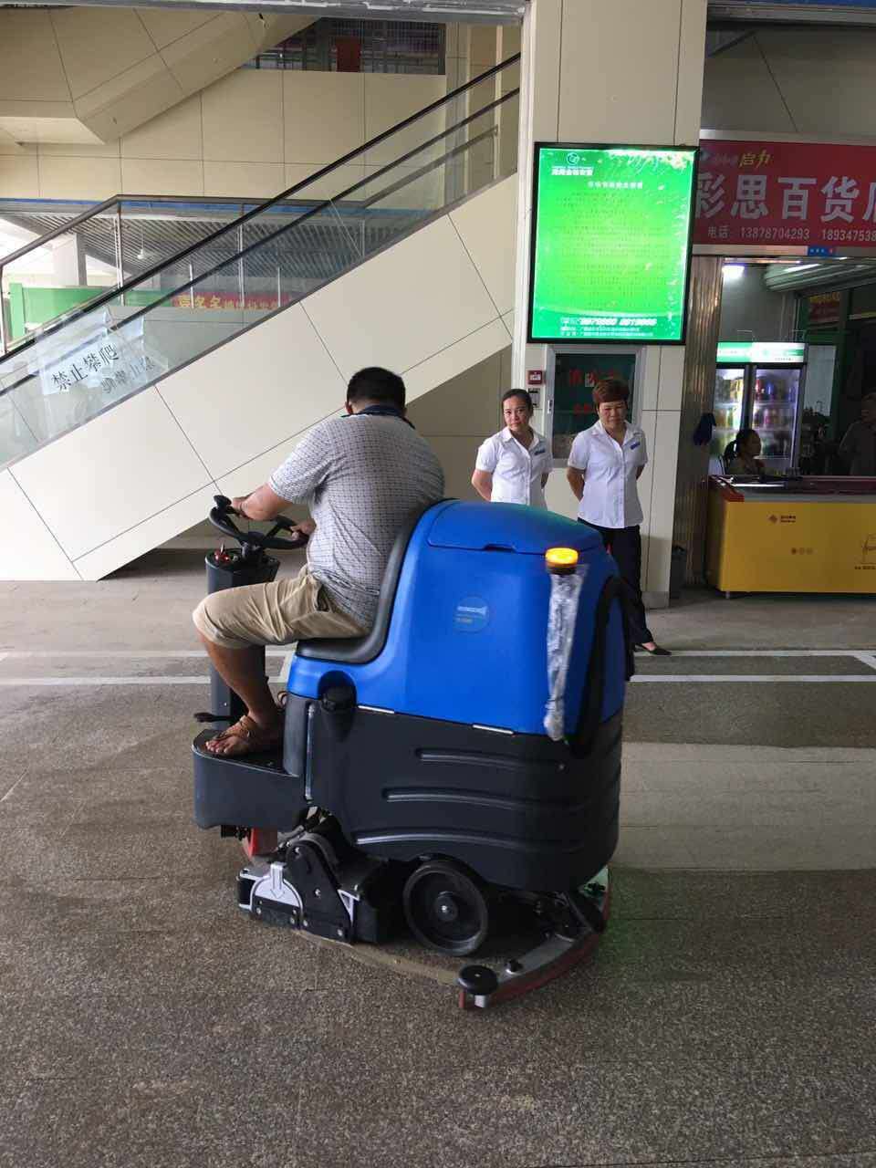 大型拖地機在清潔行業的運用
