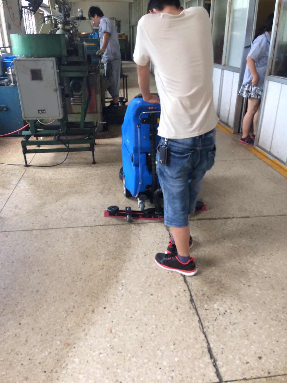 全自動洗地機這個行業都在用，你還不趕緊采購？