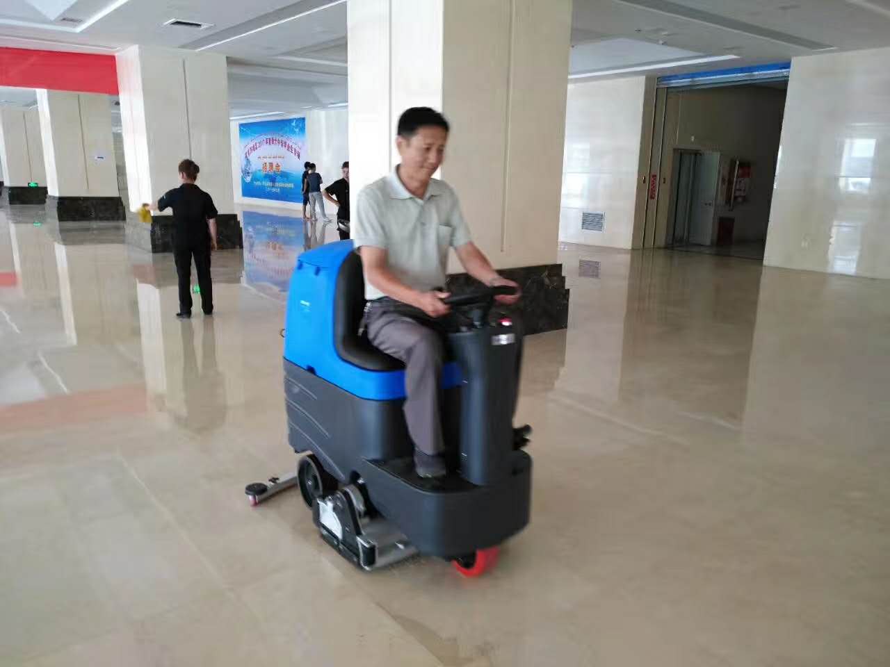 選購(gòu)駕駛式洗地車(chē)的注意事項(xiàng)