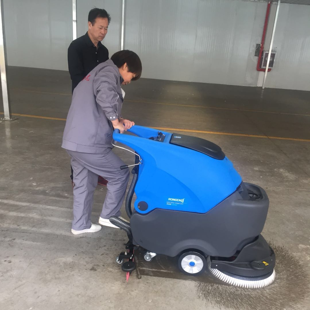 對于水泥地面的清潔，洗地機也能游刃有余