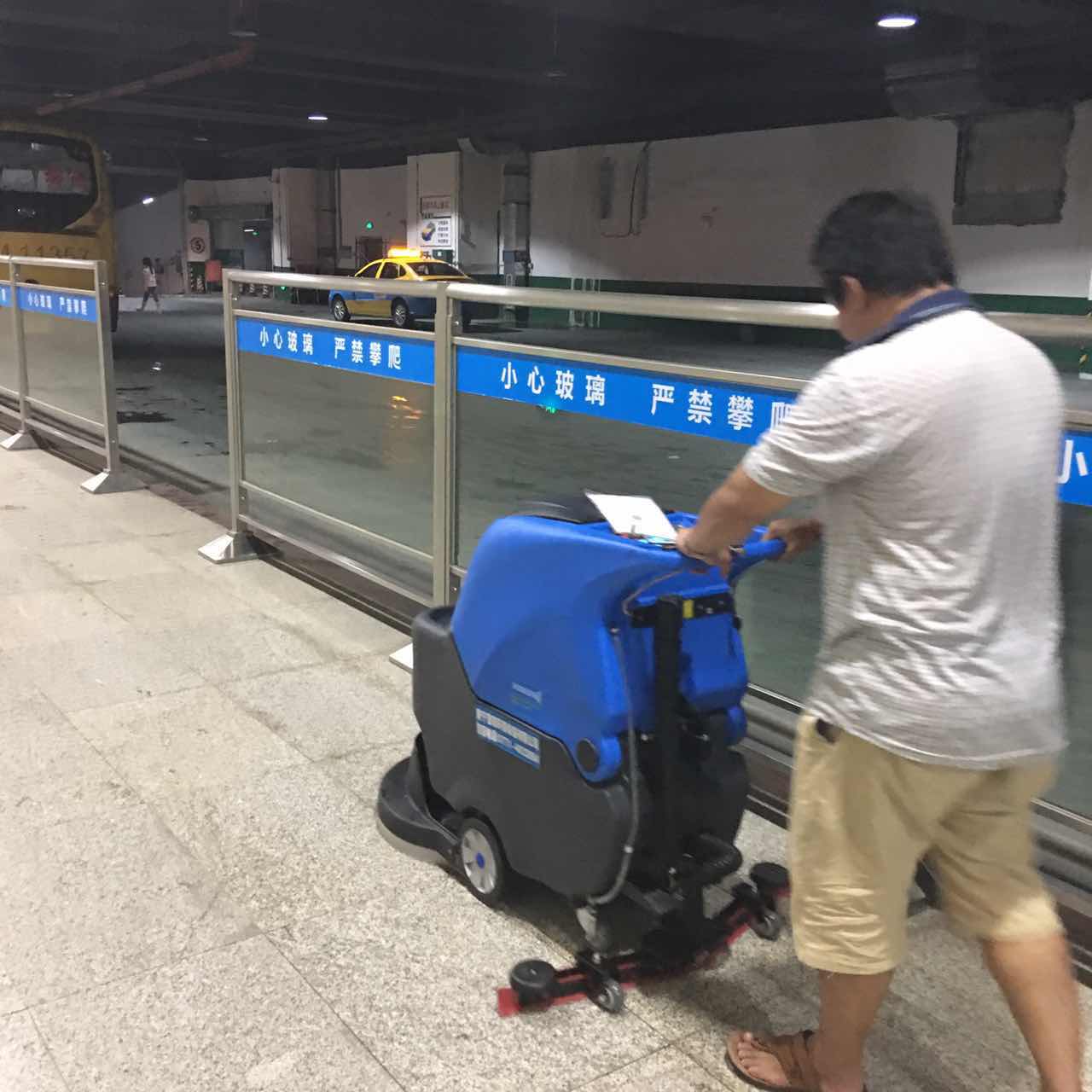 洗地機可以去除地面油污