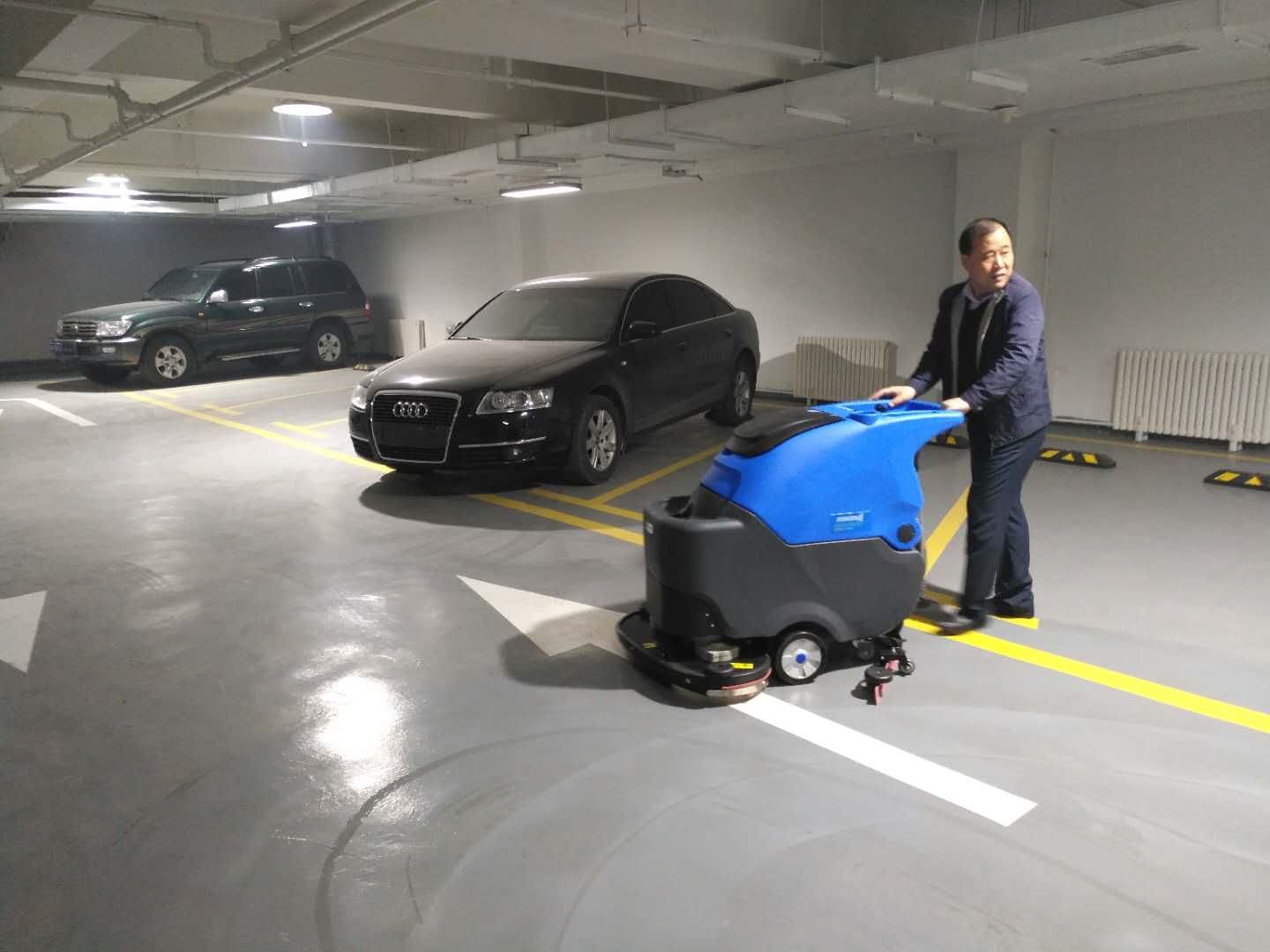 你知道商場手推式全自動洗地機優勢在哪?