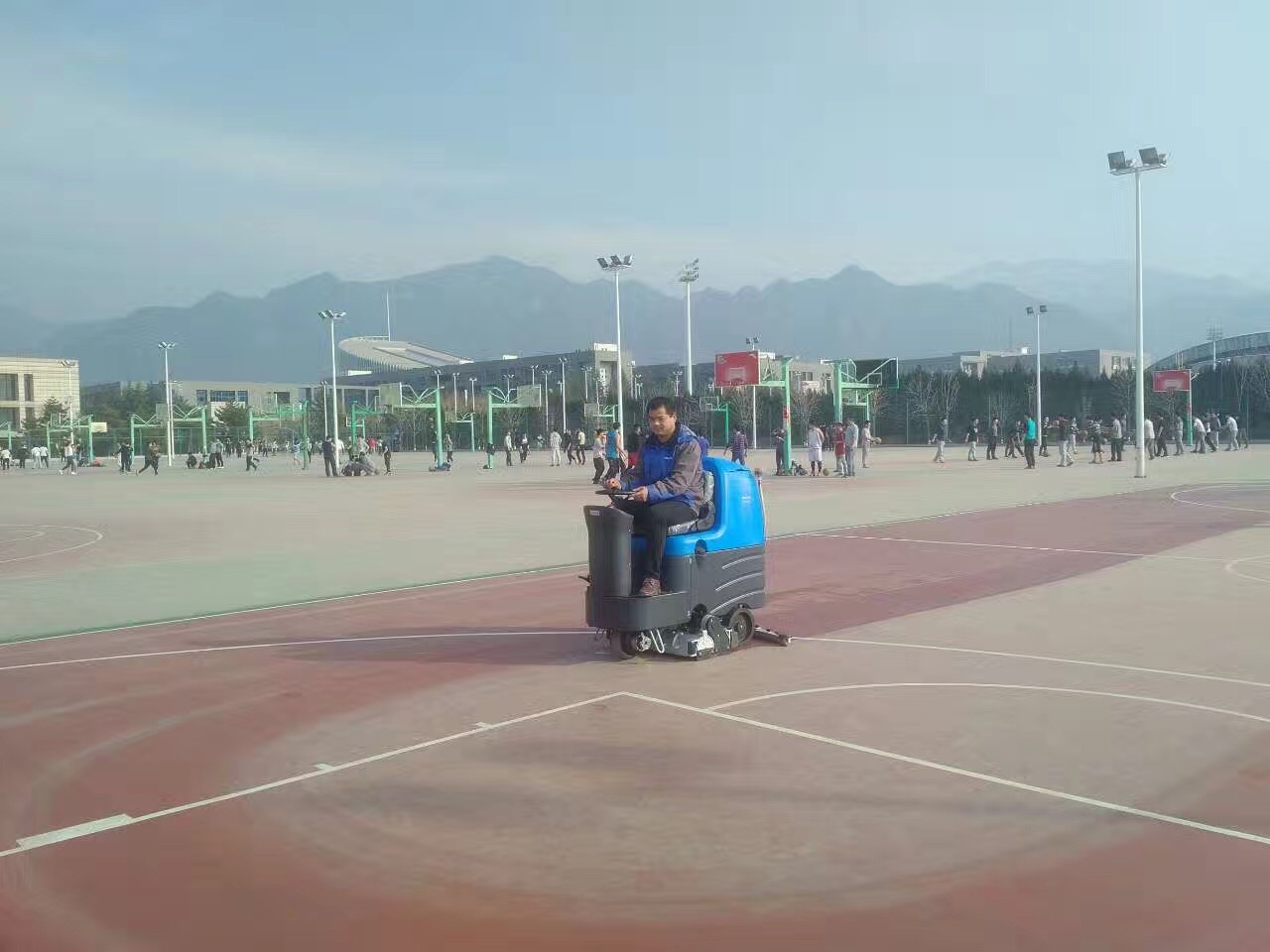 駕駛式洗地機的常見常識知識