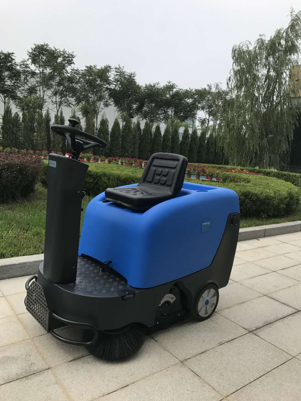 什么類型的掃地機適合大型廠房使用？