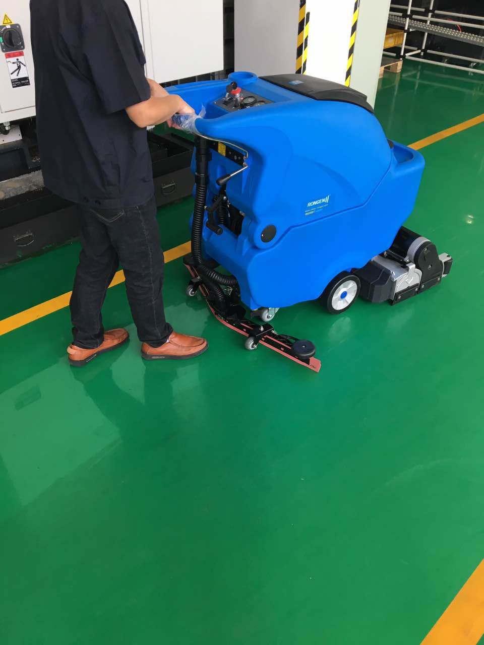 洗地機生產廠家怎樣清潔環氧地面？